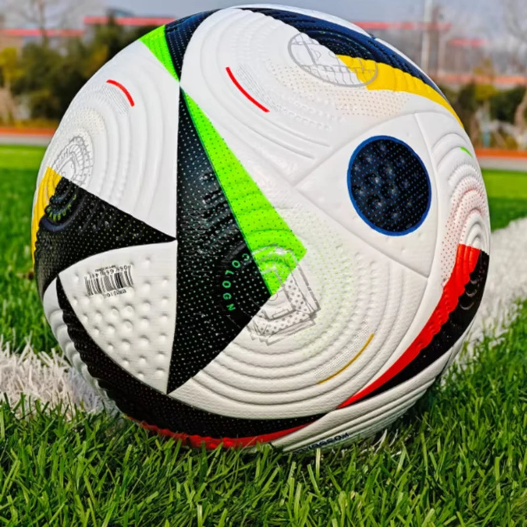Fussball in Grösse 5, für draussen und drinnen.